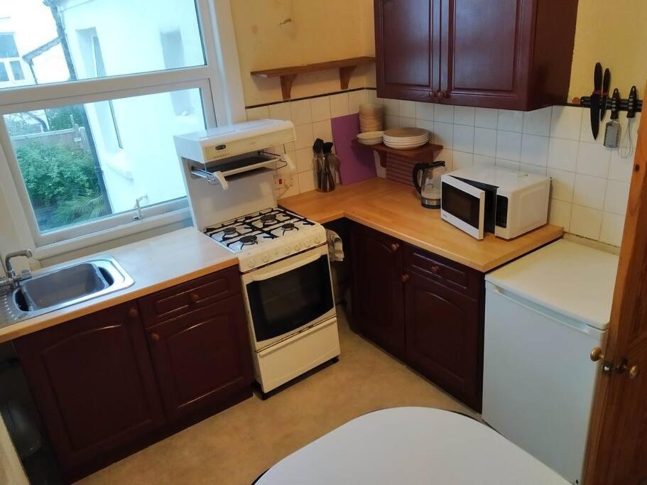 Spacious 2 Bed Maisonette Near Town, That Sleeps 6 Hove Esterno foto